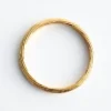 Pulsera tipo brazalete con textura