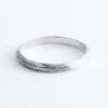 Pulsera tipo brazalete con textura