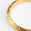 Pulsera tipo brazalete con textura