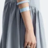 Brazalete de resina con detalles metálicos en contraste