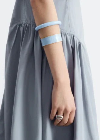 Brazalete de resina con detalles metálicos en contraste