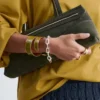 Pulsera tipo brazalete en dos tonos
