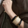 Pulsera tipo brazalete en dos tonos