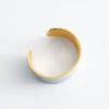 Pulsera tipo brazalete en dos tonos