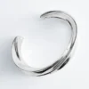 Pulsera tipo brazalete escultural