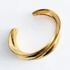 Pulsera tipo brazalete escultural