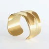 Pulsera tipo brazalete ondulada
