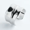 Pulsera tipo brazalete ondulada