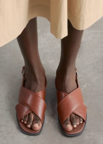 Sandalias cruzadas de piel