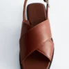 Sandalias cruzadas de piel