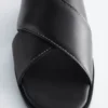 Sandalias cruzadas de piel