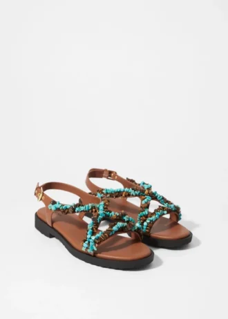 Sandalias de cuero con abalorios