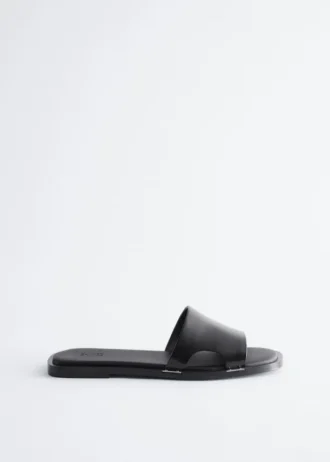 Sandalias de cuero con detalles metálicos