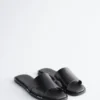 Sandalias de cuero con detalles metálicos