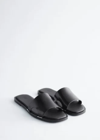 Sandalias de cuero con detalles metálicos