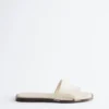Sandalias de cuero con detalles metálicos