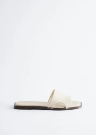 Sandalias de cuero con detalles metálicos