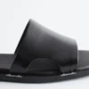 Sandalias de cuero con detalles metálicos