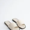 Sandalias de cuero con detalles metálicos
