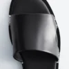 Sandalias de cuero con detalles metálicos