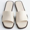 Sandalias de cuero con detalles metálicos