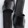 Sandalias de cuero con detalles metálicos