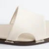 Sandalias de cuero con detalles metálicos