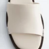 Sandalias de cuero con detalles metálicos