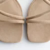 Sandalias de tacón grueso con tiras