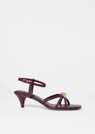 Sandalias de tacón y adornos