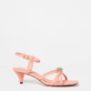 Sandalias de tacón y adornos