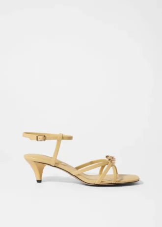 Sandalias de tacón y adornos