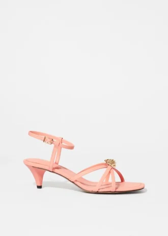 Sandalias de tacón y adornos
