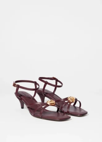 Sandalias de tacón y adornos