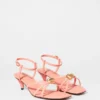 Sandalias de tacón y adornos