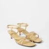 Sandalias de tacón y adornos