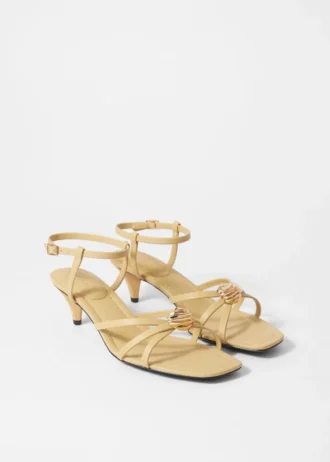 Sandalias de tacón y adornos