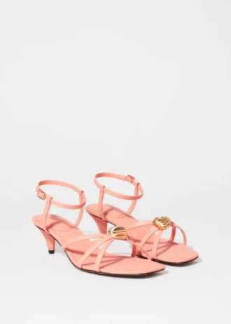 Sandalias de tacón y adornos