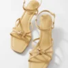Sandalias de tacón y adornos
