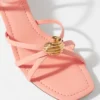 Sandalias de tacón y adornos