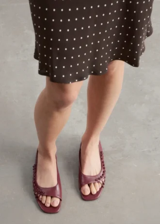 Sandalias de tiras traseras de cuero