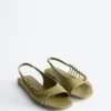 Sandalias de tiras traseras de cuero