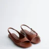 Sandalias de tiras traseras de cuero