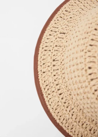 Sombrero de paja con ribete decorativo