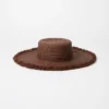 Sombrero de paja de rafia deshilachada