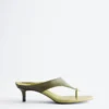 Tacones bajos de cuero
