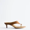 Tacones bajos de cuero