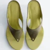 Tacones bajos de cuero