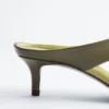 Tacones bajos de cuero