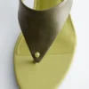 Tacones bajos de cuero